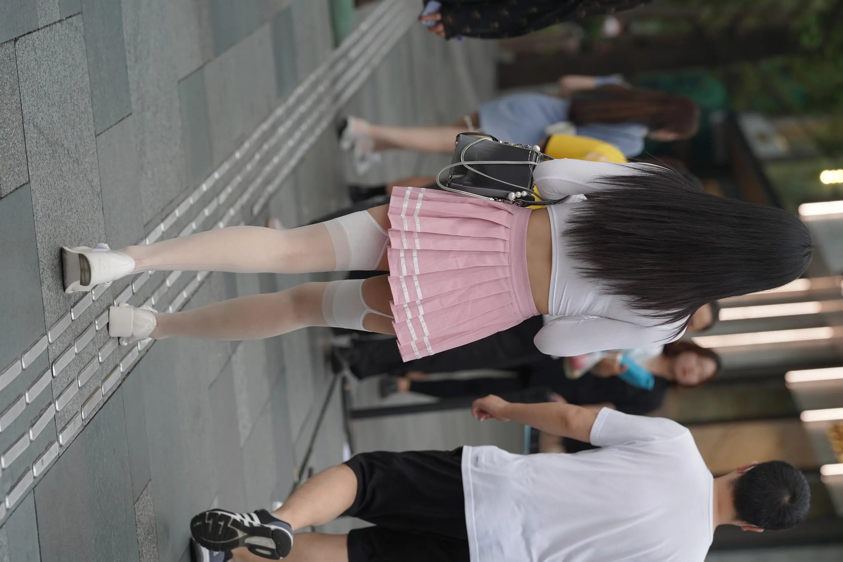 魔镜街拍 NO.161 街拍白丝吊带袜美女 [109P]插图